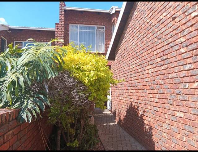 3 BEDROOM TOWNHOUSE FOR SALE IN HENNOPSPARK